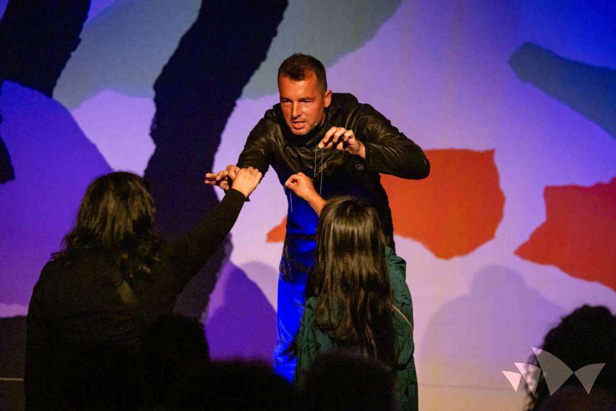 Adam Axford MAGICIAN MENTALIST MINDREADER
