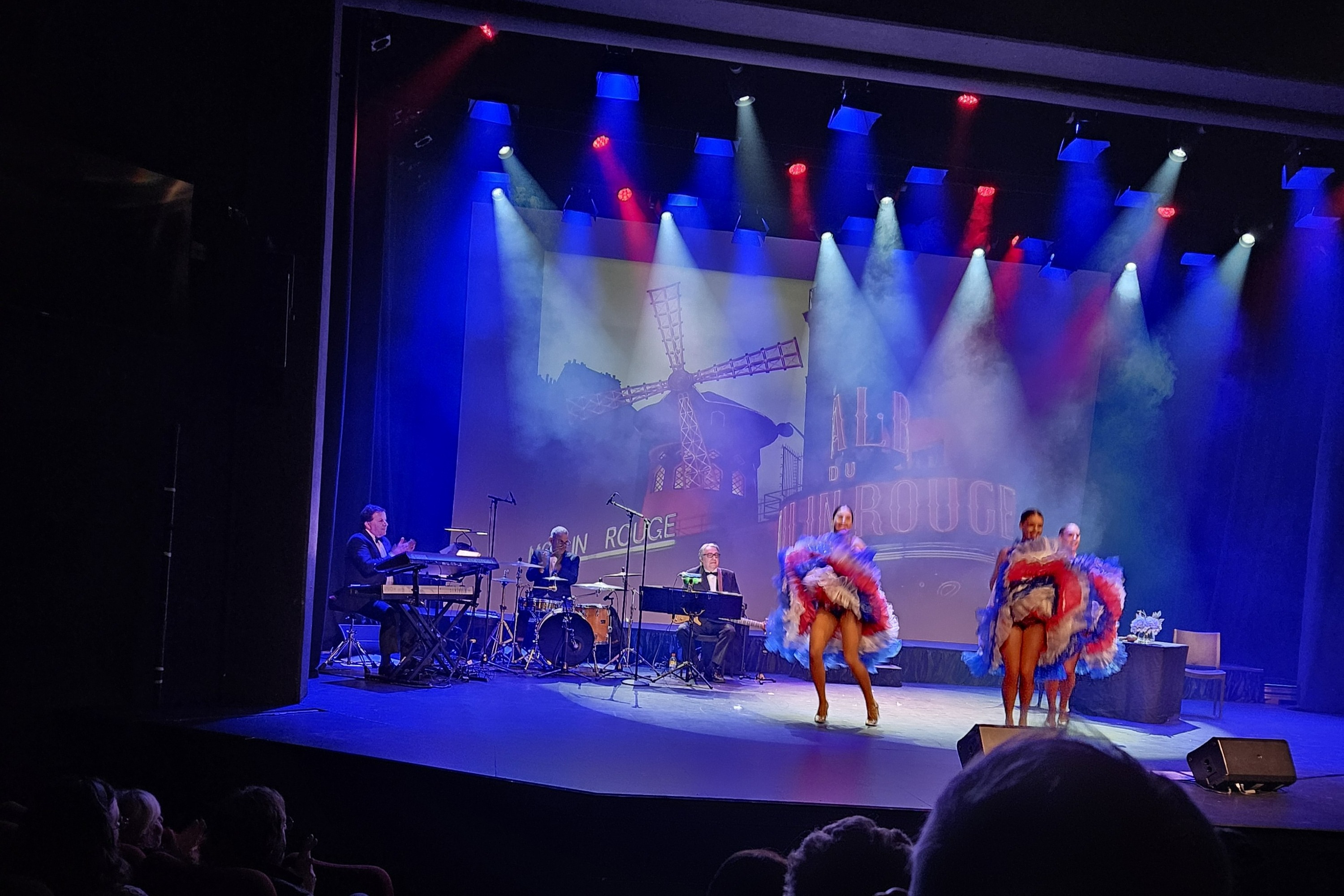 Le New Paris Skies - A Mini Moulin Rouge Spectacular