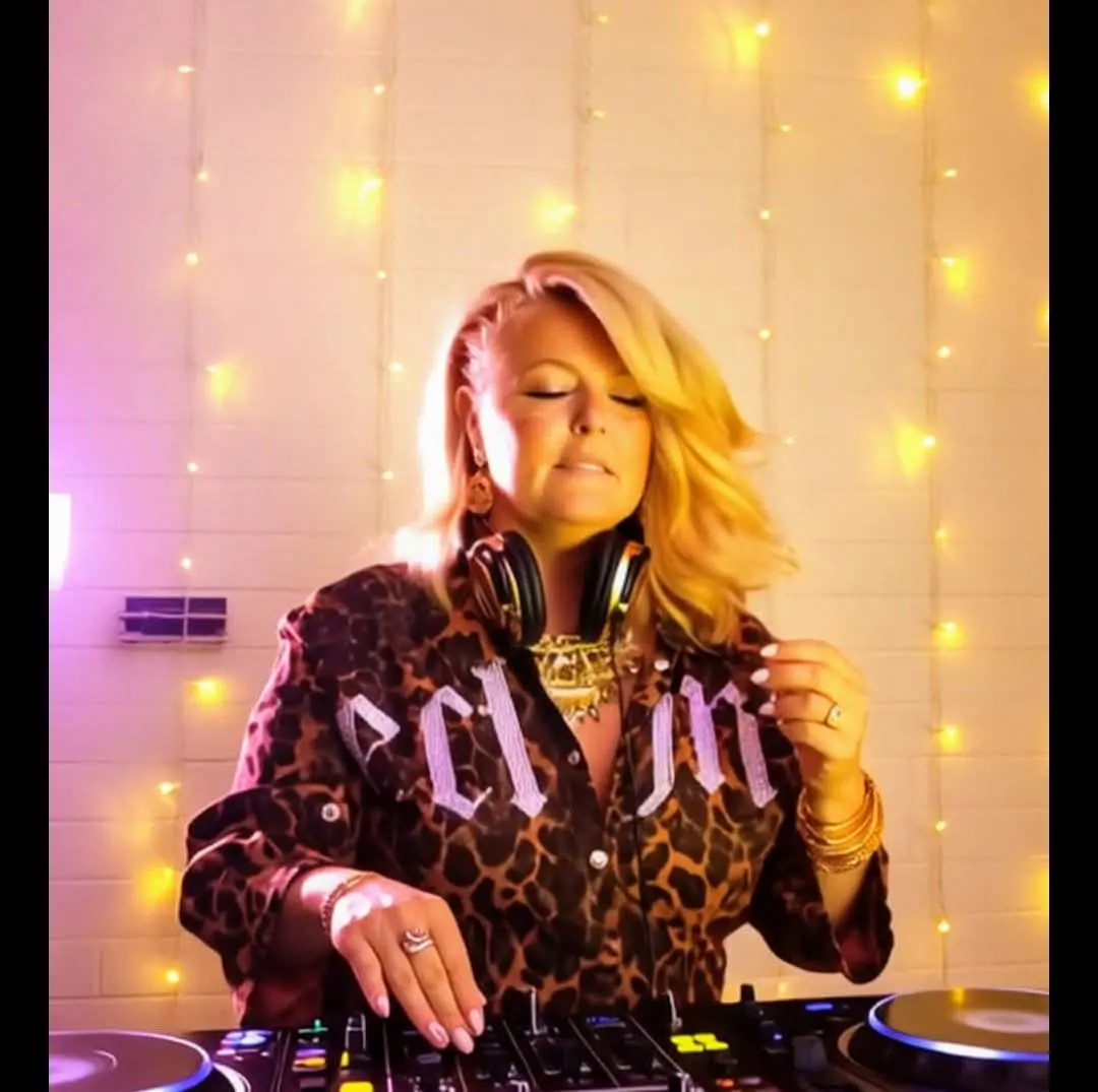 Djvelvetjones